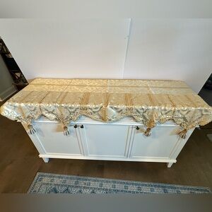 Mantel Scarf - Elegant Gold & White Damask Pattern with Tassels